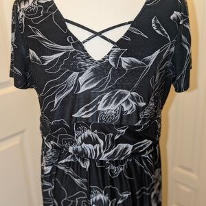 Beautiful Plus Size 2XL Dress.  Maxi. Super long for us tall girls.